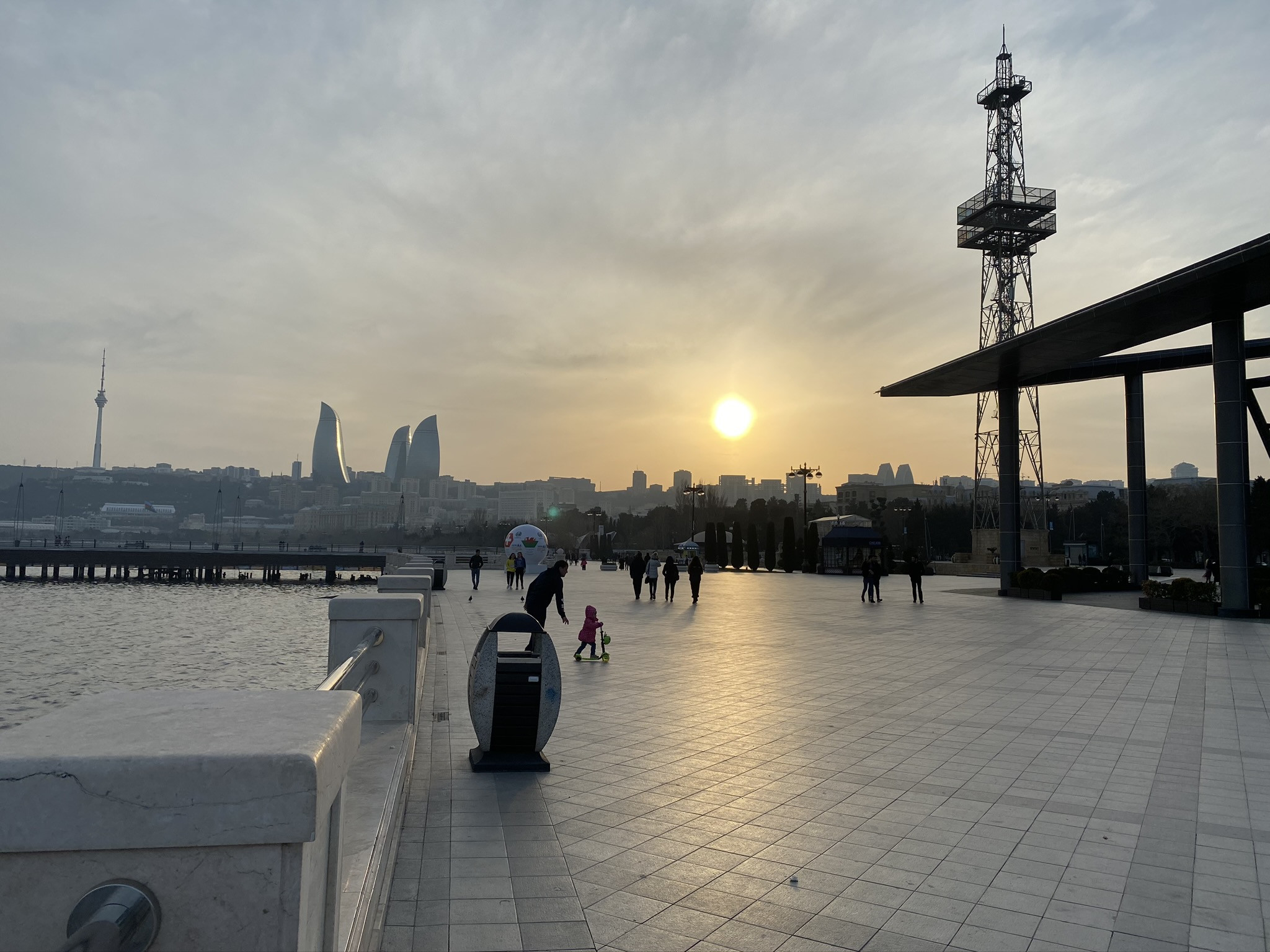 Набережная Баку, закат – фотографии Азербайджана