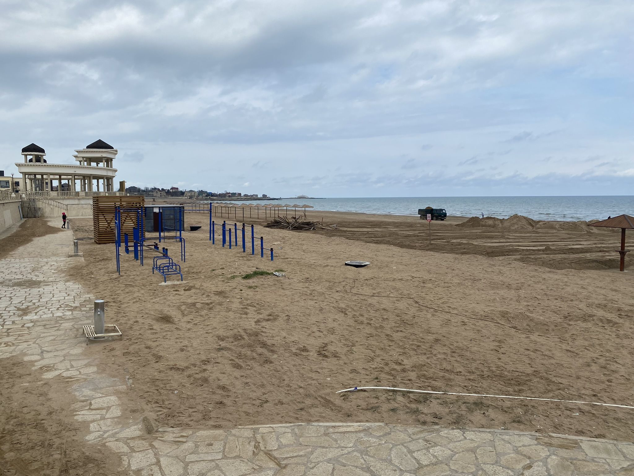 Пляж в Приморском парке, Дербент – фотографии России