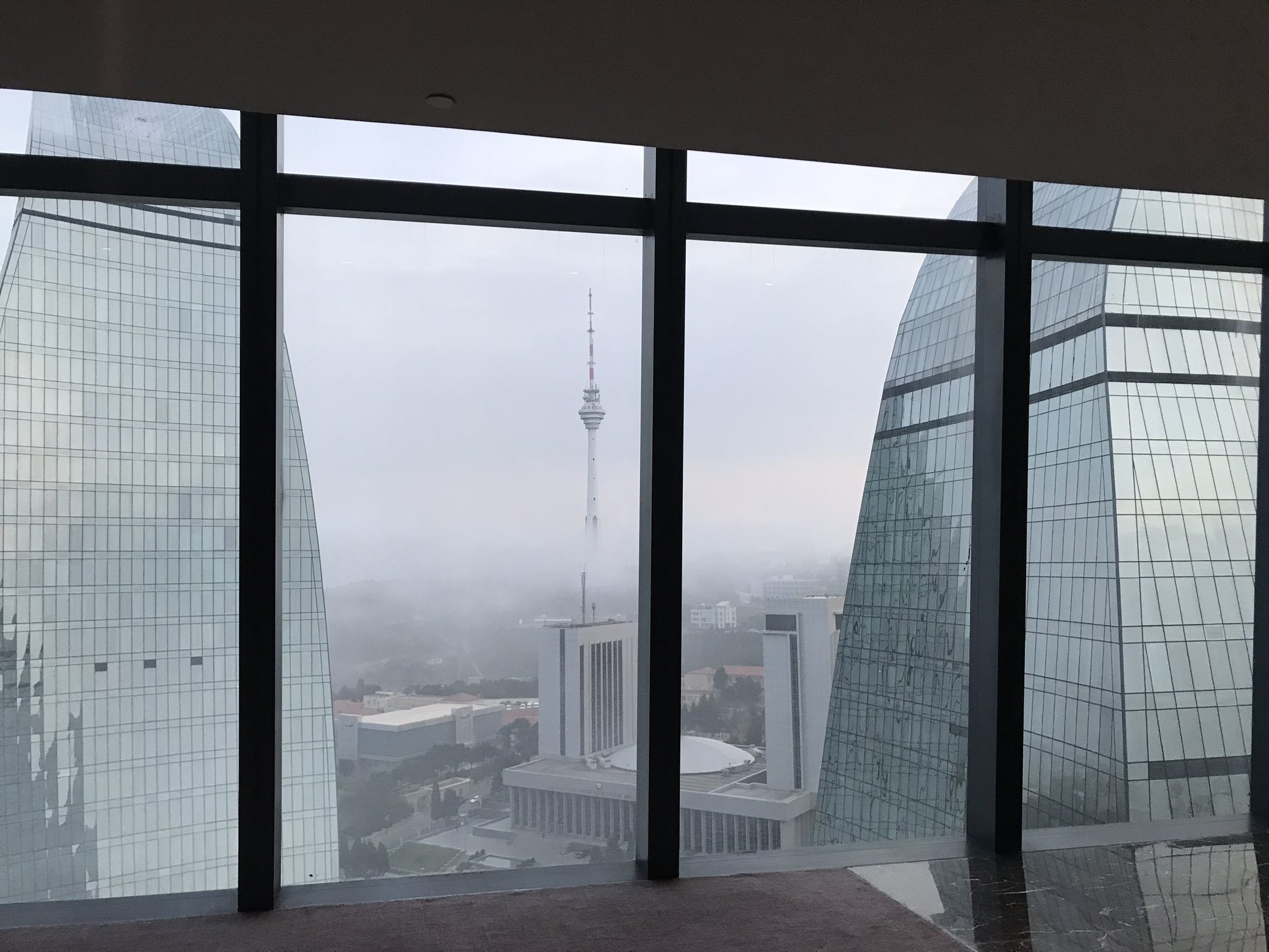 Пламенные башни Баку днем, вид изнутри – фотографии Азербайджана