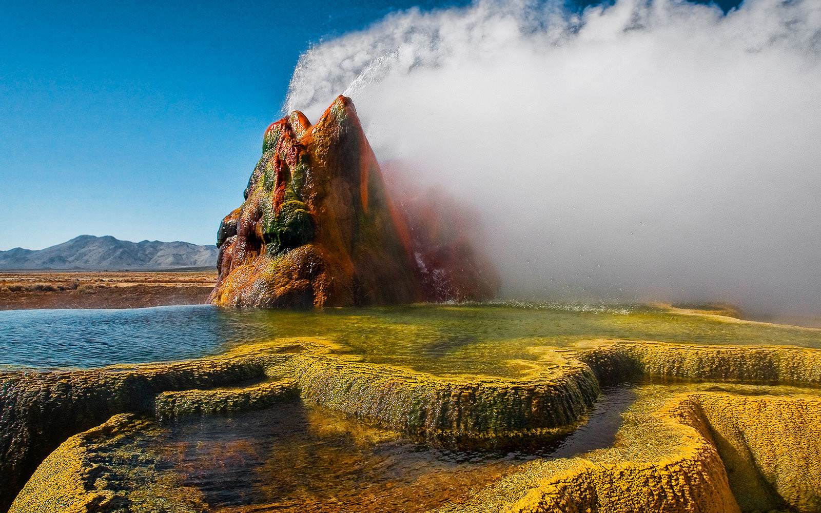 В 1964 году геотермальная компания пробурила вторую скважину вблизи первой в гейзере Флай – фотографии США