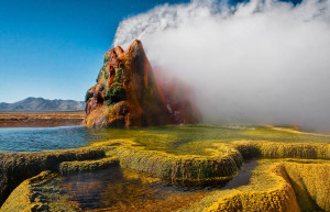 В 1964 году геотермальная компания пробурила вторую скважину вблизи первой в гейзере Флай – фотографии США