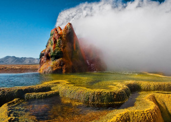 В 1964 году геотермальная компания пробурила вторую скважину вблизи первой в гейзере Флай – фотографии США