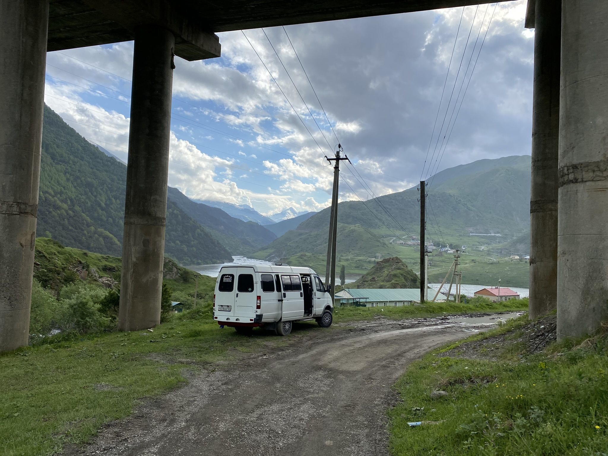 Газель и мост возле Зарамагского водохранилища – фотографии России