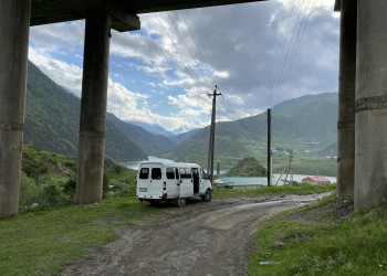 Газель и мост возле Зарамагского водохранилища – фотографии России