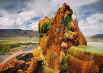 Зеленый и красный цвета на гейзере Флай обусловлены наличием теплолюбивых водорослей – фотографии США