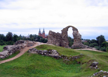 Развалины древнего замка в Резекне – фотографии Латвии