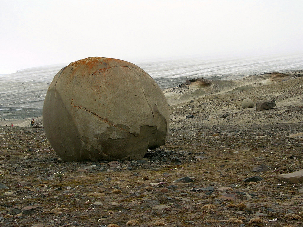 Камни диаметром до трех метров на острове Чамп – фотографии России