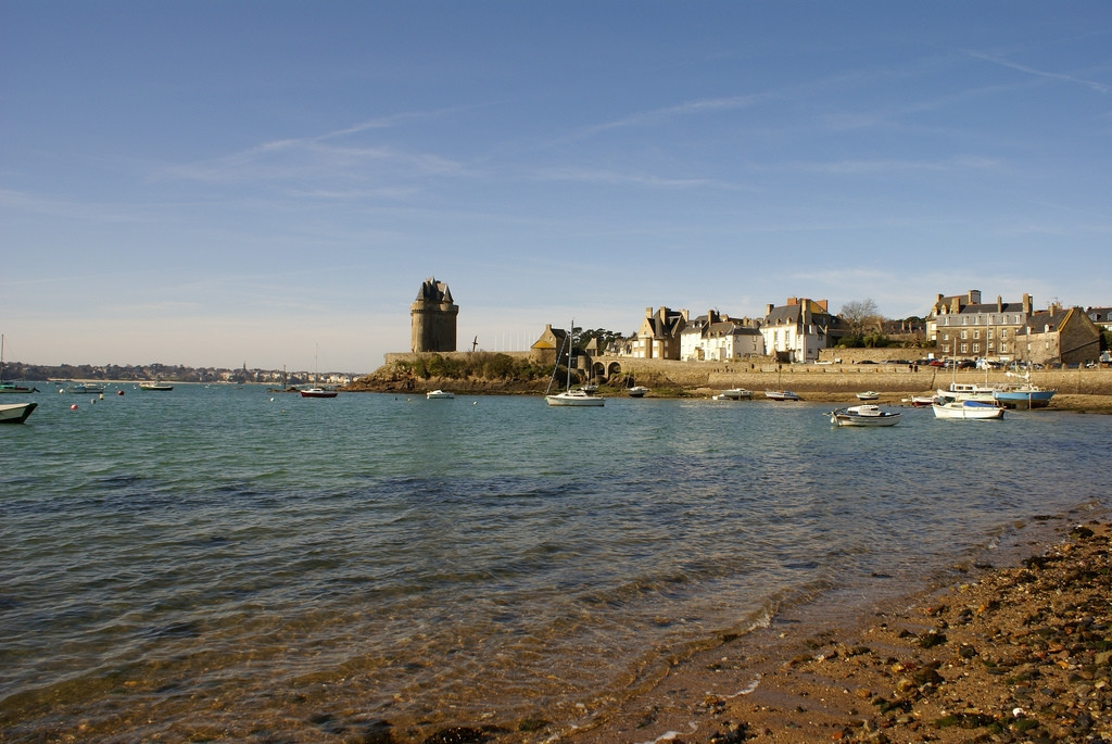 Море в Сен-Мало, Франция – фотографии Франции