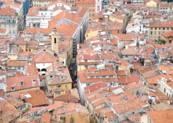 Крыши домов в Ницце, Франция – фотографии Франции