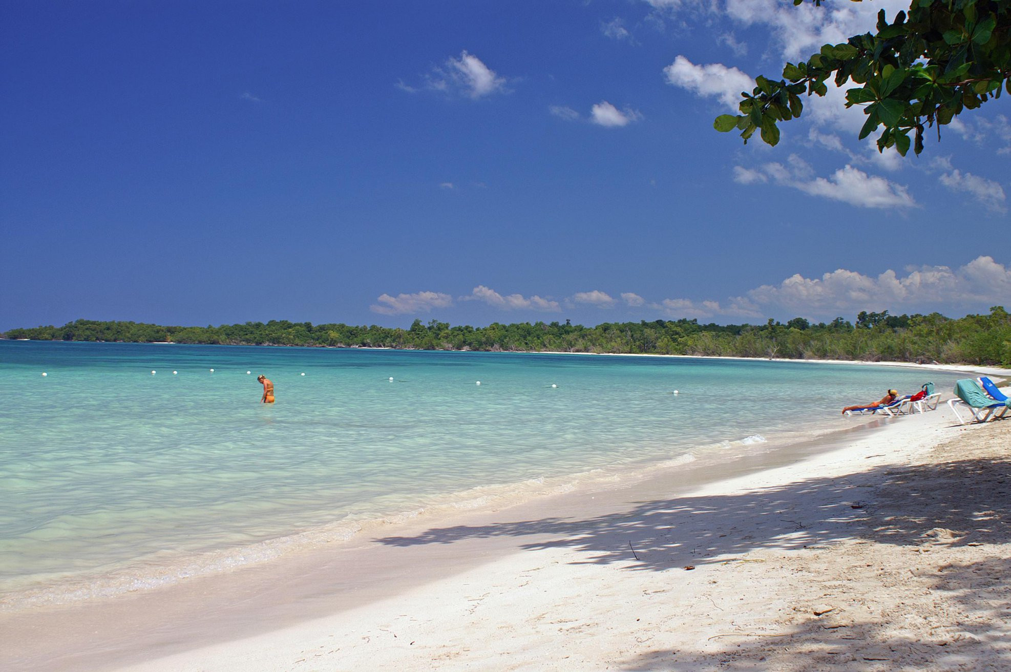 Отдых туристов на пляже в Уайтхаусе, Ямайка – фотографии Ямайки