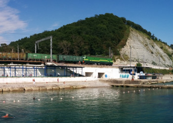 Вдоль побережья проходит железная дорога, посёлок Южный – фотографии России