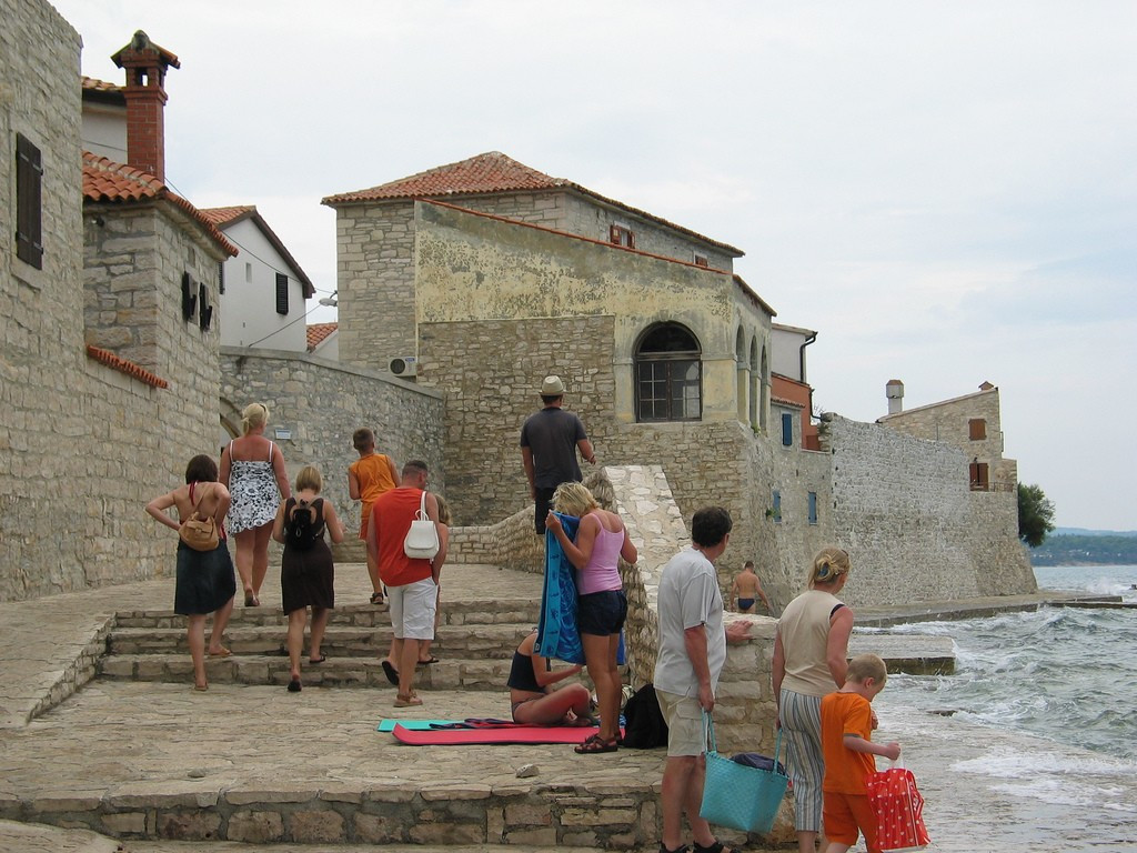 Люди на набережной в Новиграде, Хорватия – фотографии Хорватии