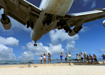 Приземление самолёта у пляжа Махо в Синт-Мартене – фотографии Синт-Мартена