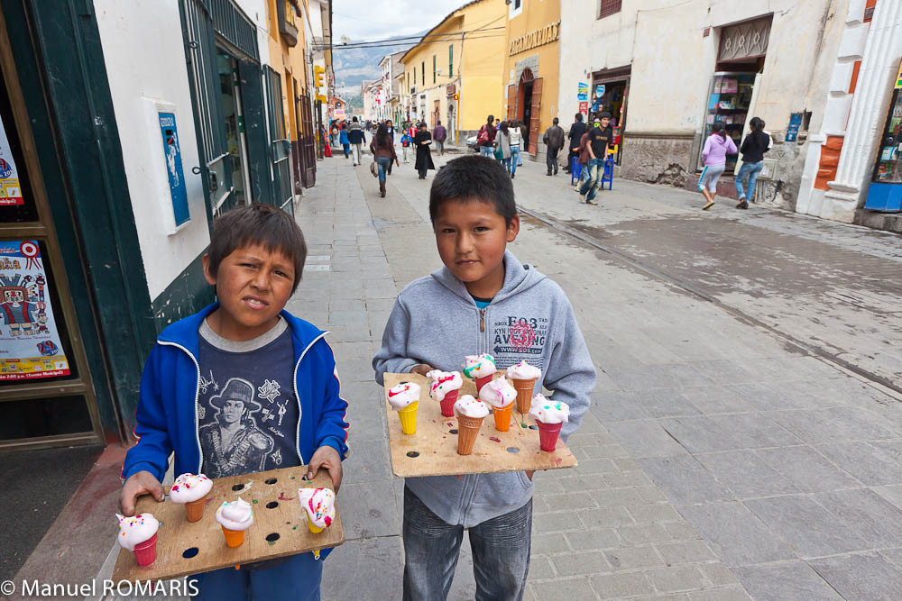 Маленькие торговцы мороженным в Аякучо – фотографии Перу
