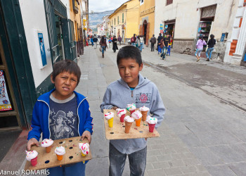 Маленькие торговцы мороженным в Аякучо – фотографии Перу