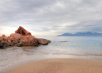 Скала в Манделье-ля-Напуль, Франция – фотографии Франции