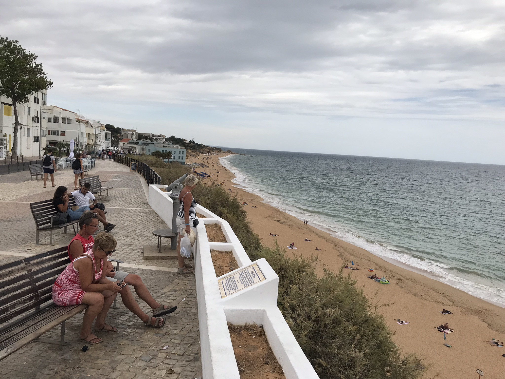 Вид на берег в Албуфейре (Albufeira) – фотографии Португалии