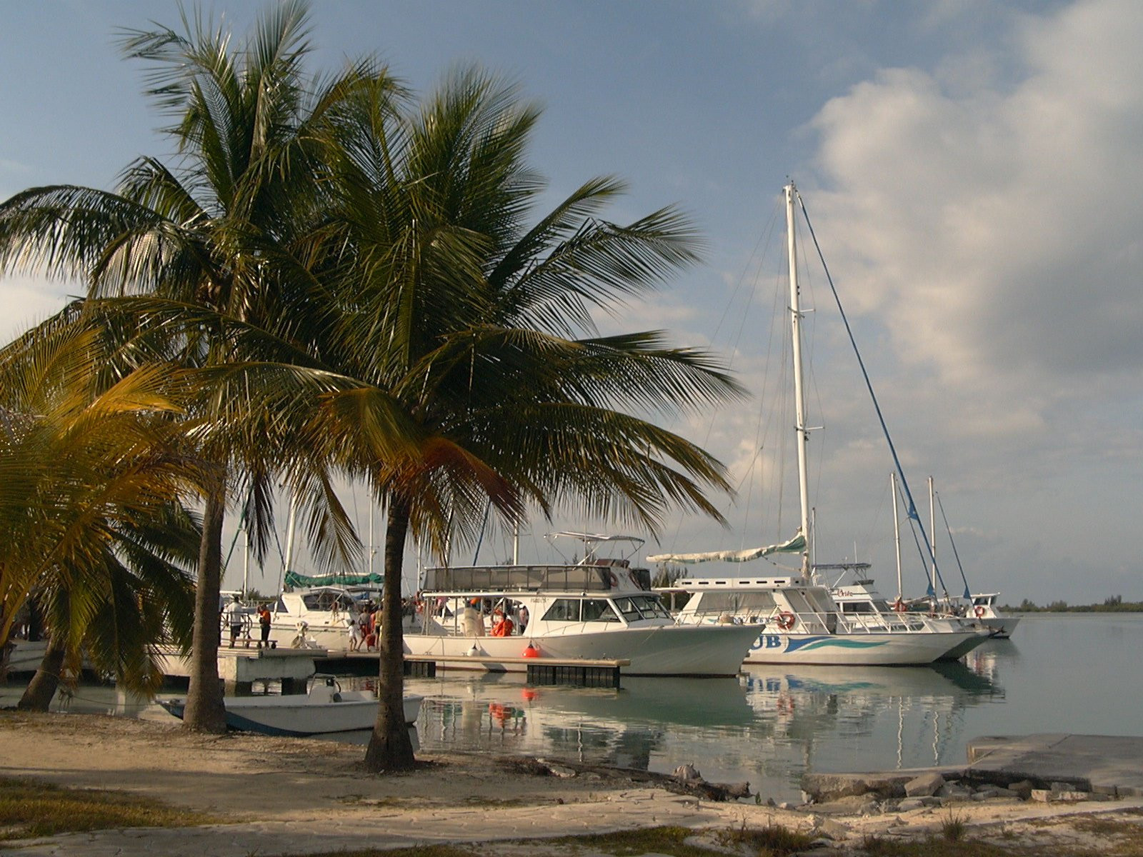Яхты и катера на пристани в Кайо-Ларго, Куба – фотографии Кубы