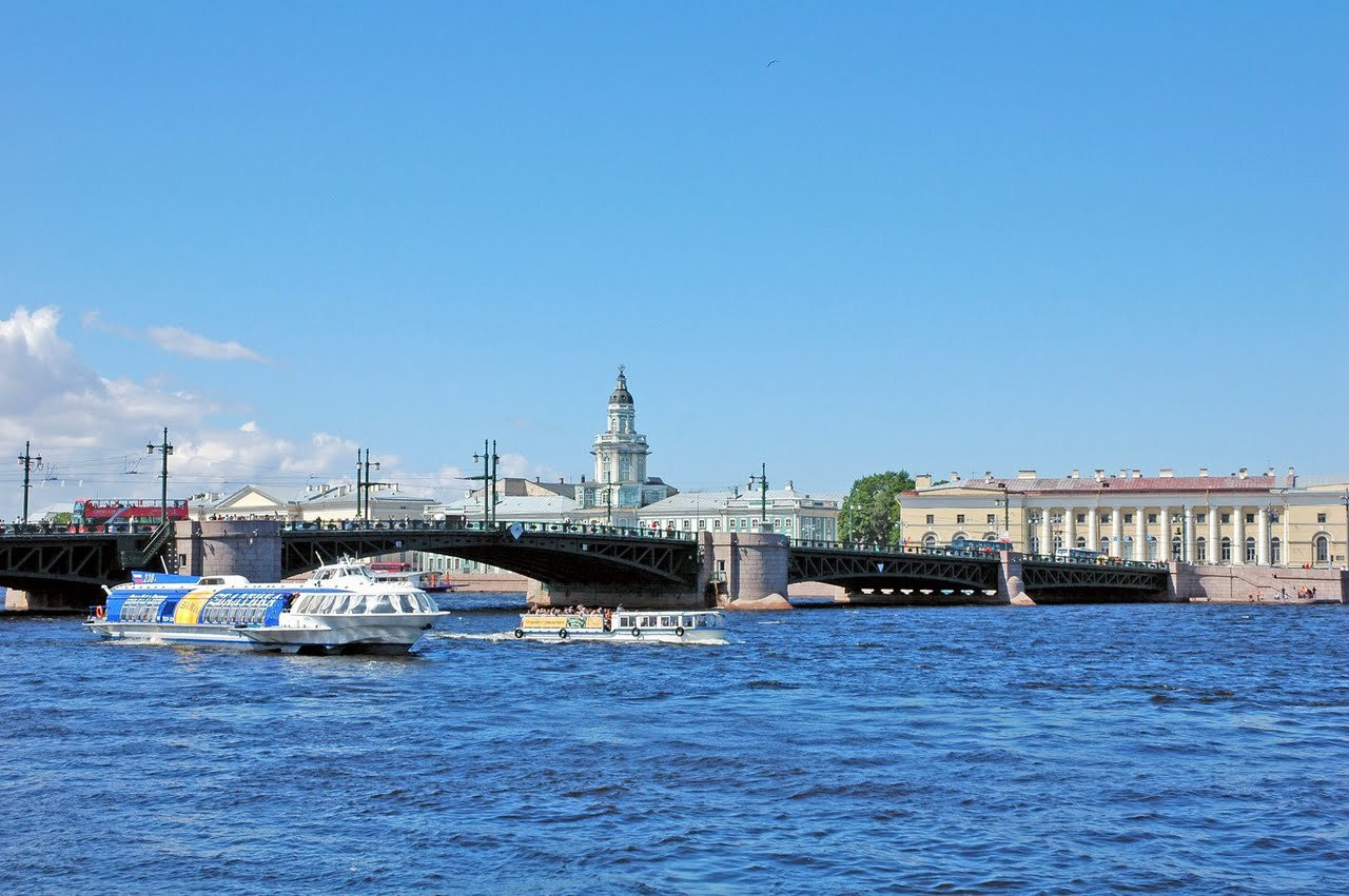 Теплоходы по реке Нева в Санкт-Петербурге, Россия. Фото 1 – фотографии России