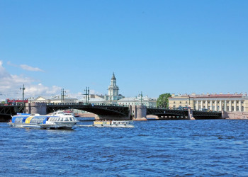 Теплоходы по реке Нева в Санкт-Петербурге, Россия. Фото 1 – фотографии России