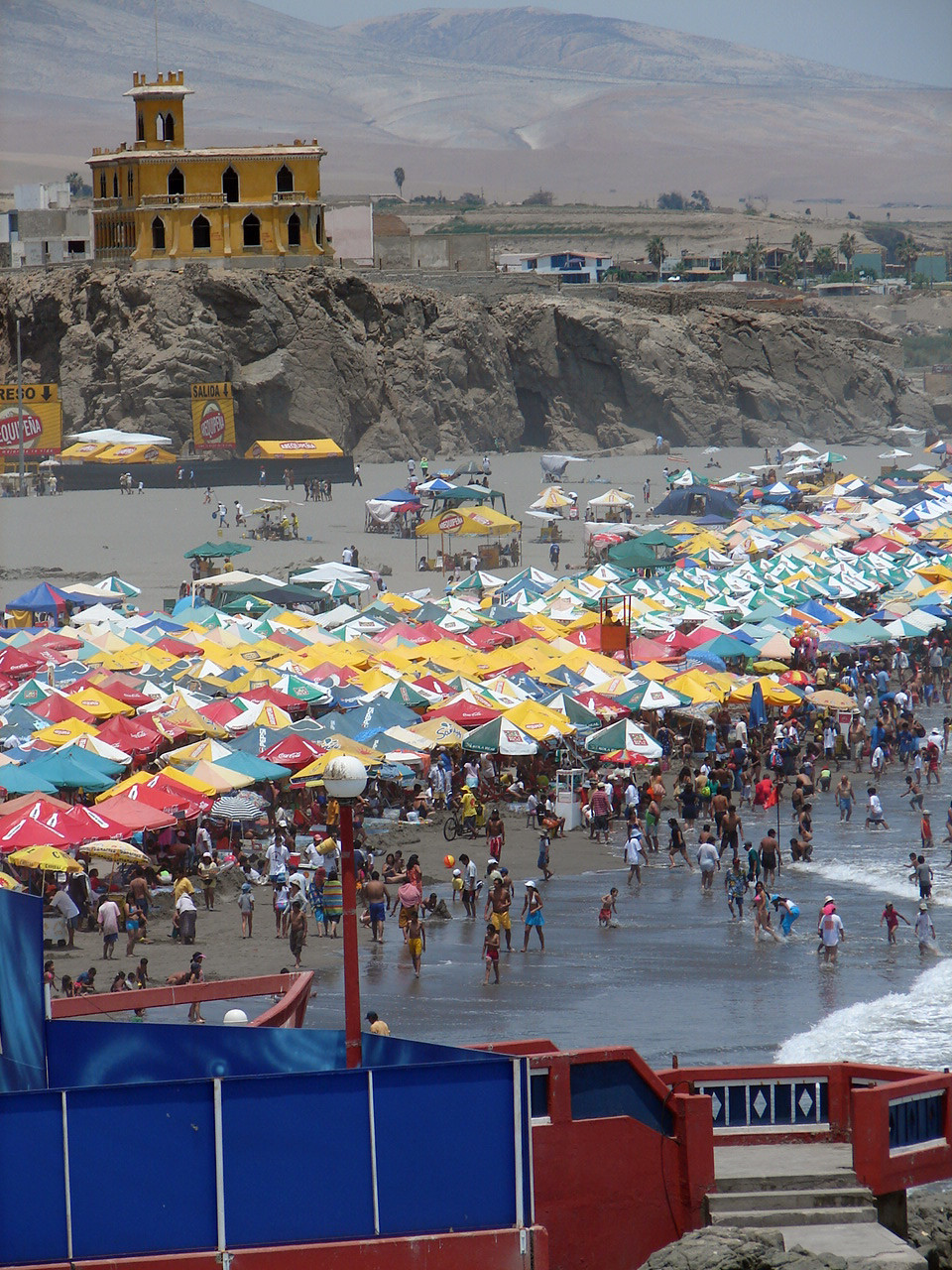 Многолюдный пляж в Мольендо (Mollendo) – фотографии Перу