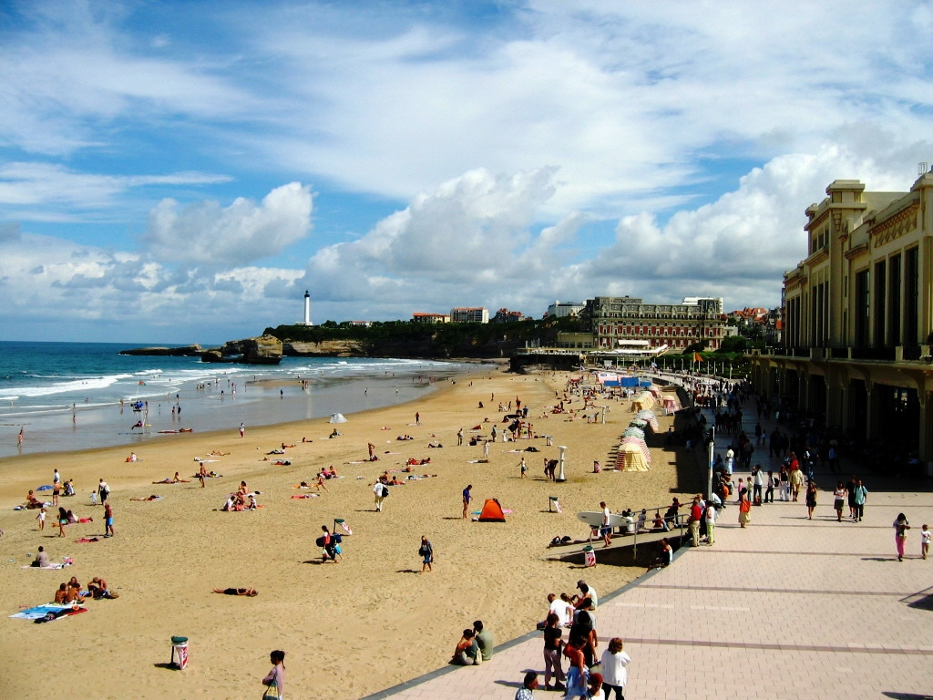 Люди на пляже в Биарриц, Франция. Фото 2 – фотографии Франции