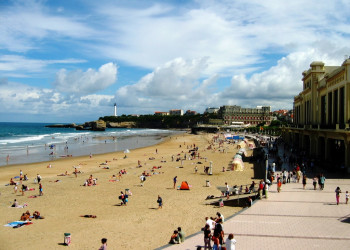 Люди на пляже в Биарриц, Франция. Фото 2 – фотографии Франции