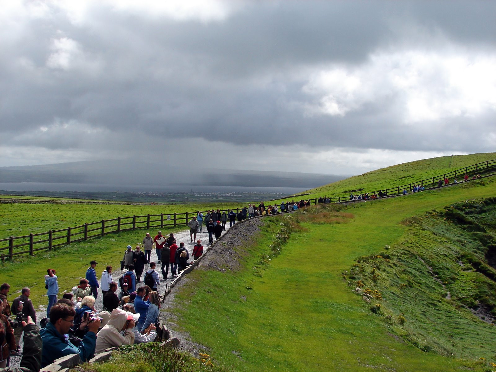 Туристы возле утёсов Мохер (Cliffs of Moher), Ирландия – фотографии Ирландии