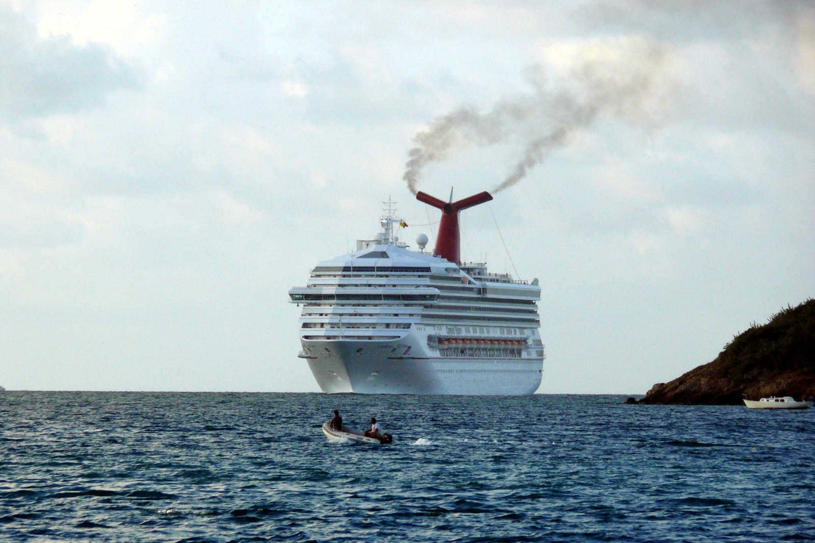 Круизный лайнер возле острова Сент-Томас – фотографии Виргинских островов (США)