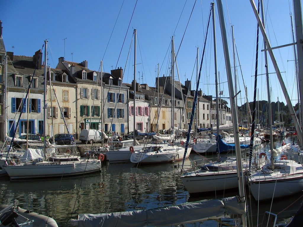 Лодки и парусники в Ле-Пале, Франция – фотографии Франции