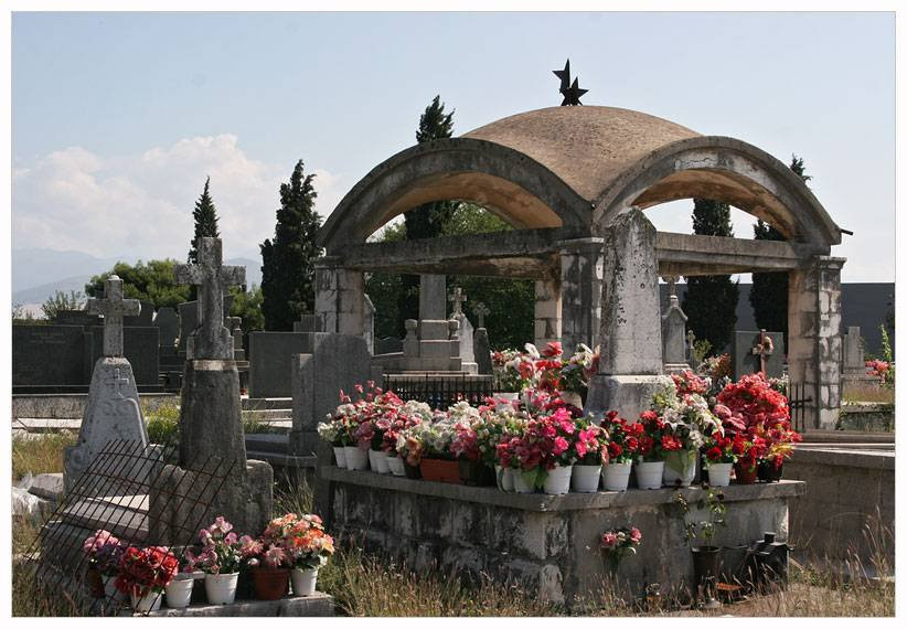 Кладбище в Подгорица, Черногория – фотографии Черногории