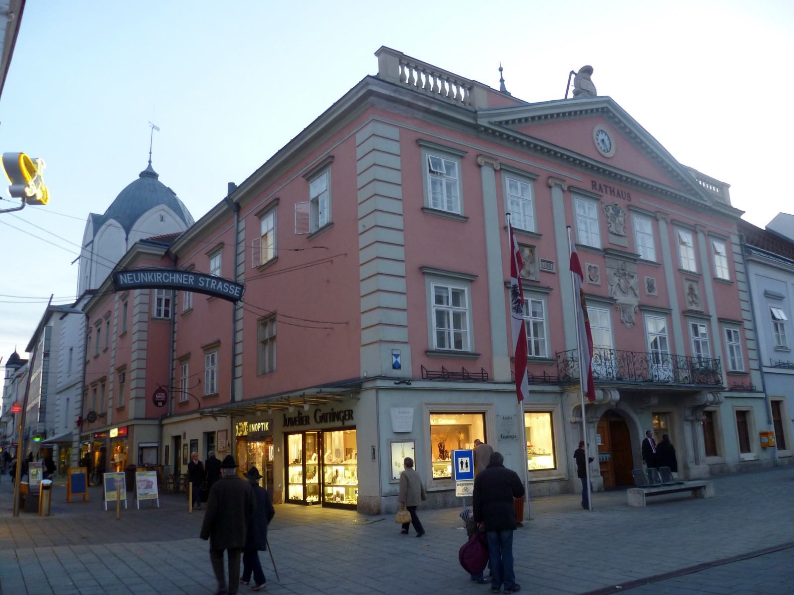 Улицы города в сумерки, Винер-Нойштадт, Австрия – фотографии Австрии