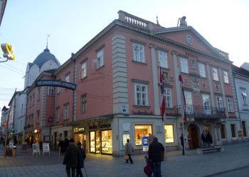 Улицы города в сумерки, Винер-Нойштадт, Австрия – фотографии Австрии