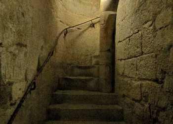 Лестница в катакомбах Парижа – фотографии Франции
