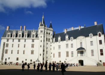 Туристы  Нанте, Франция – фотографии Франции