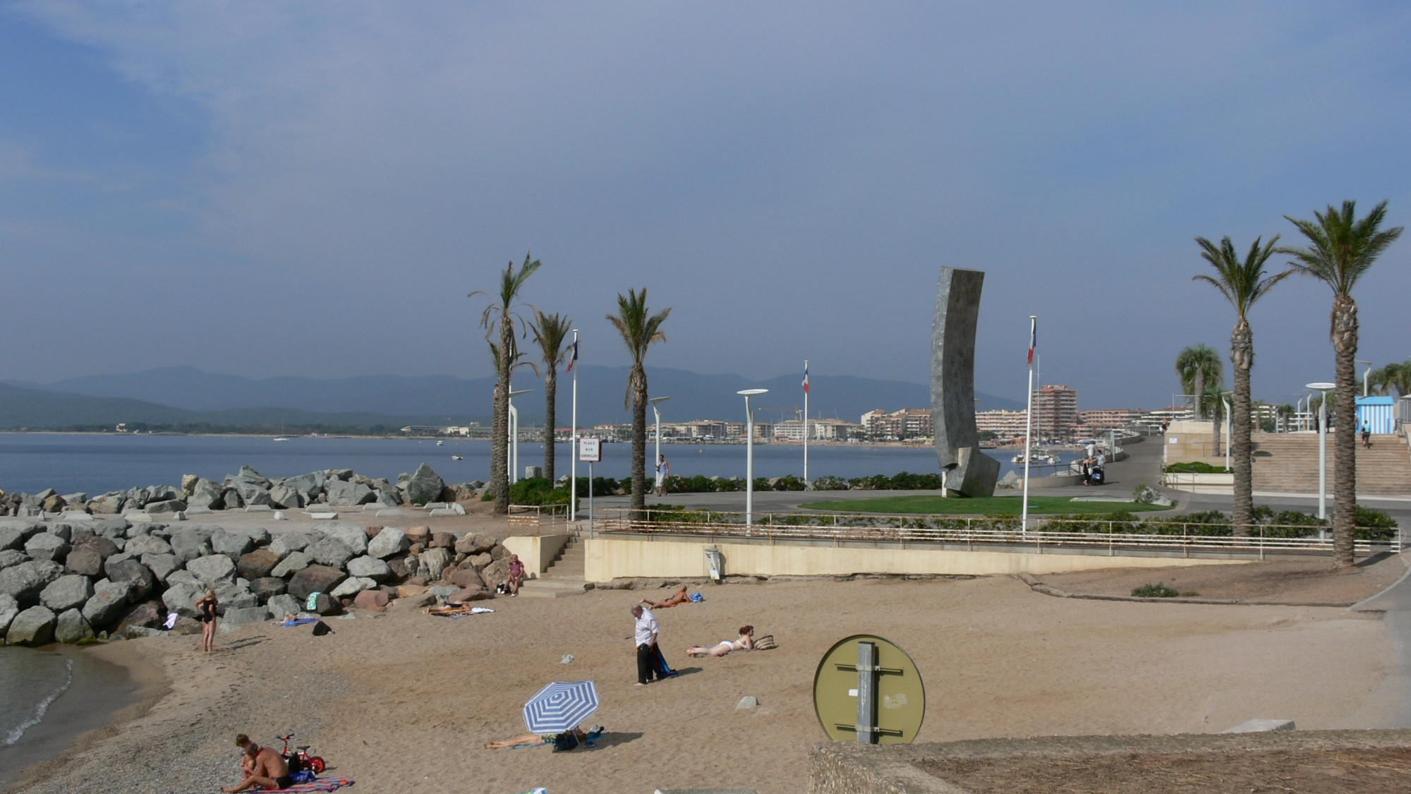 Памятник в Сен-Рафаэль, Франция – фотографии Франции