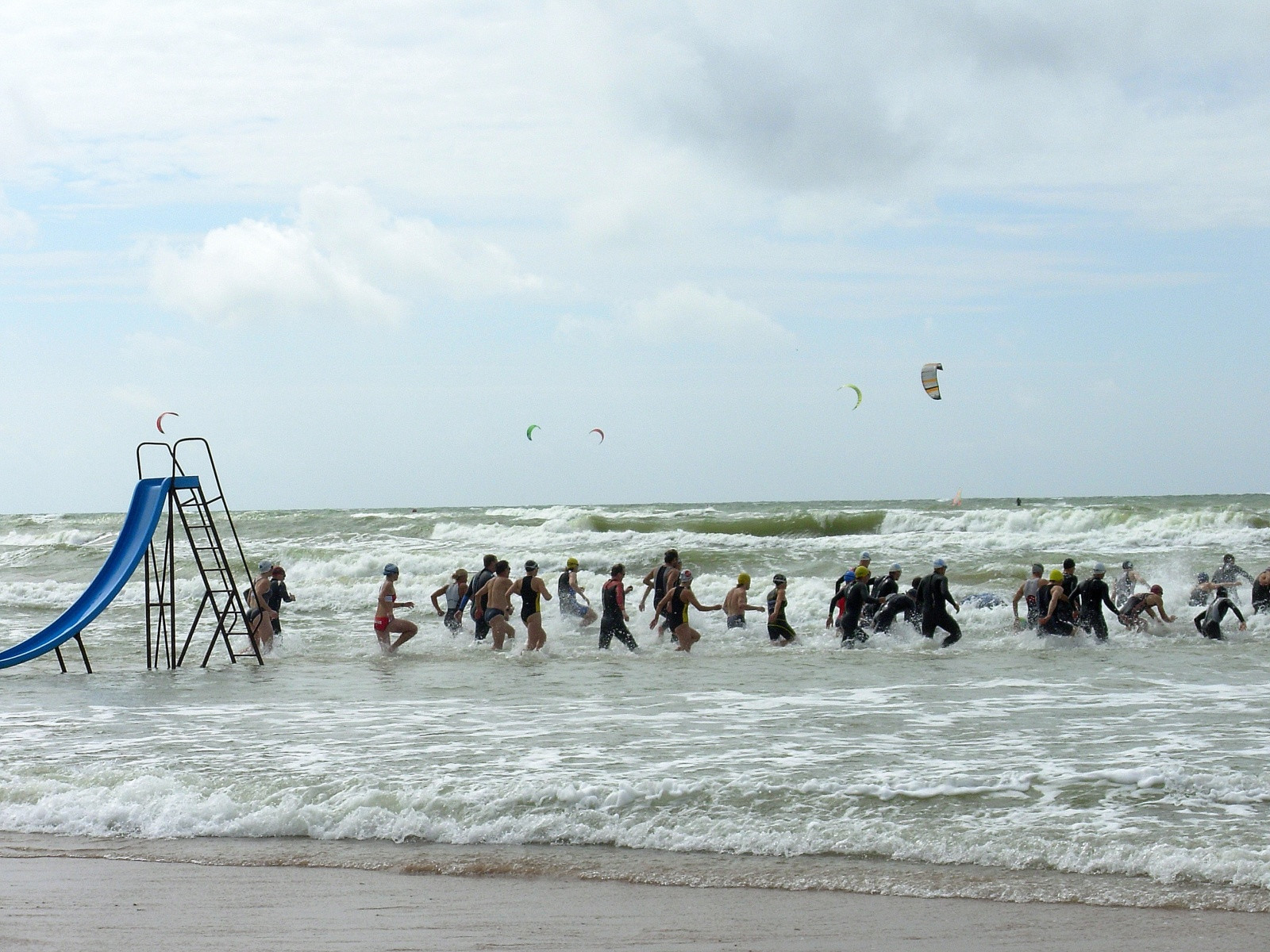 Массовые заплывы в Вентспилсе – фотографии Латвии