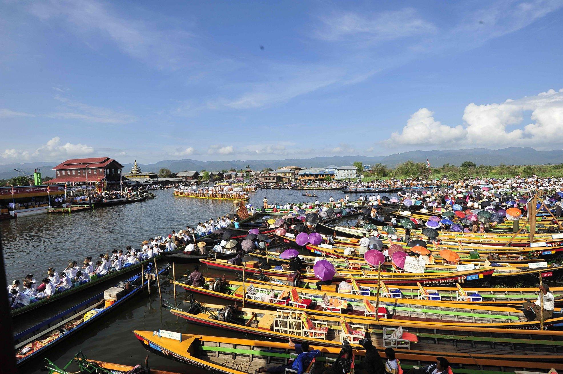 Лодка-поезд – фотографии Мьянмы
