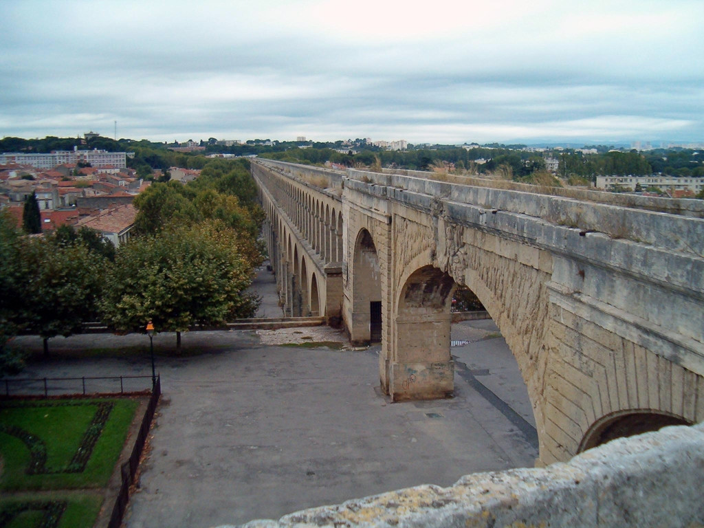 Стена в Арль, Франция – фотографии Франции