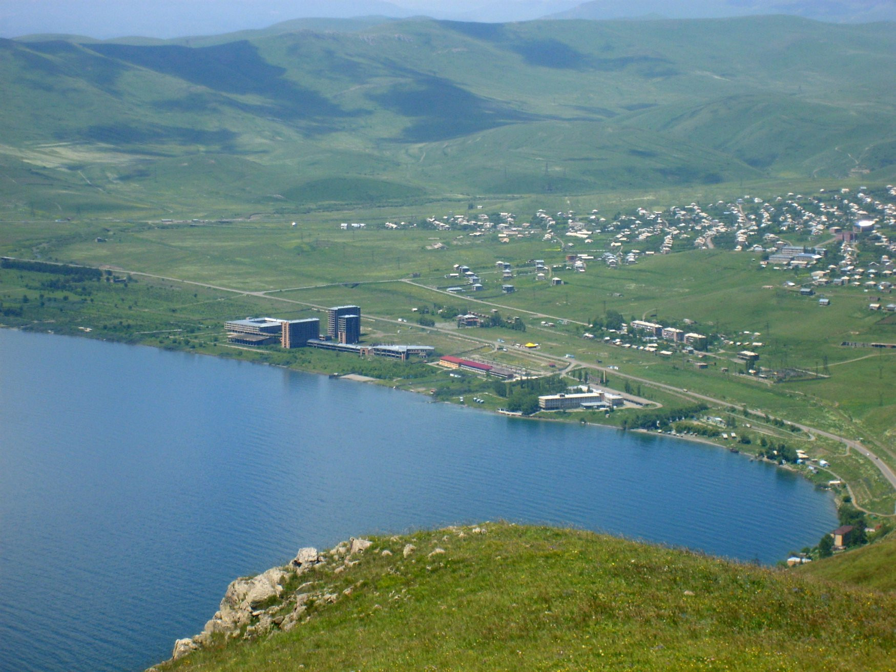 Панорамный вид озера Севан, Армения – фотографии Армении