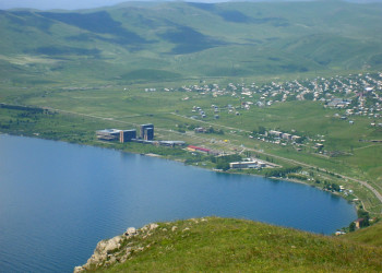 Панорамный вид озера Севан, Армения – фотографии Армении