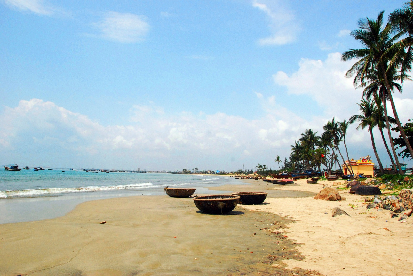 Ещё одна фотка пляжа и лодок – фотографии Вьетнама