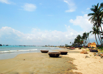 Ещё одна фотка пляжа и лодок – фотографии Вьетнама