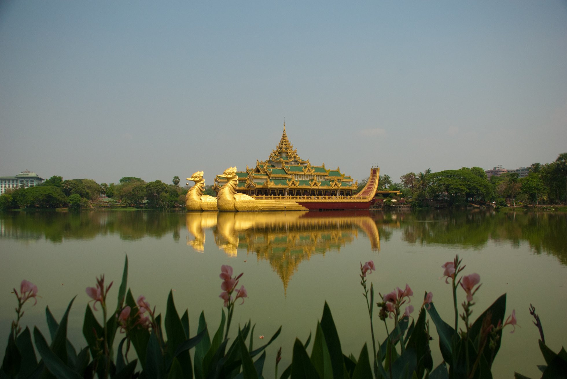 Королевская баржа Каравейк – фотографии Мьянмы
