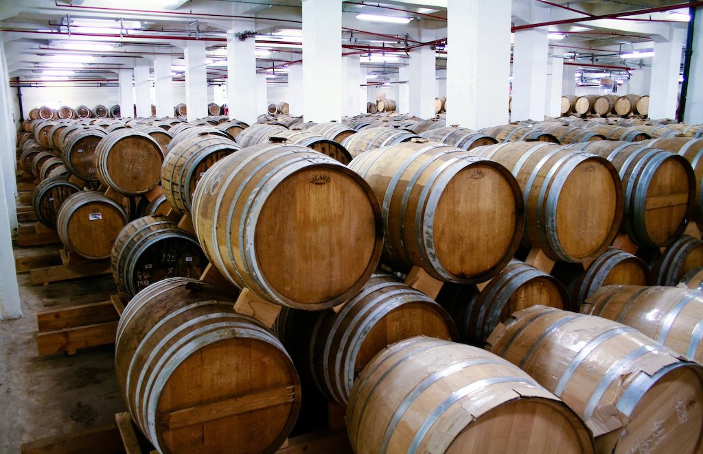 Бочки коньяка в Армении – фотографии Армении