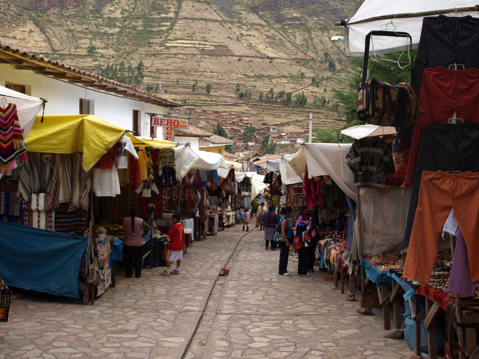 Торговые ряды города Писака – фотографии Перу