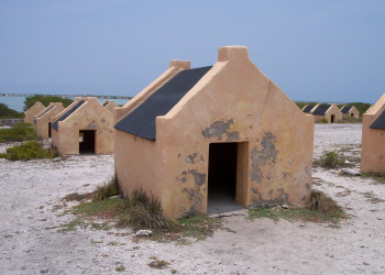 Хижины рабов на острове Бонайре, Карибские Нидерланды – фотографии Карибских Нидерландов