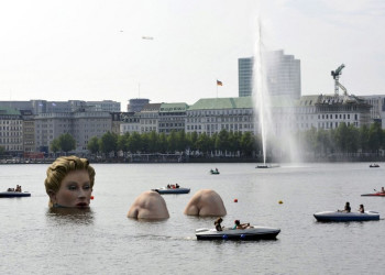 Скульптура блондинки в озере Бинненальстер – фотографии Германии