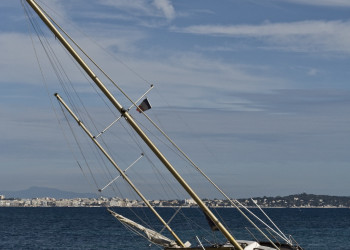 Яхта на пляже в Жуан-ле-Пен, Франция. Фото 1 – фотографии Франции