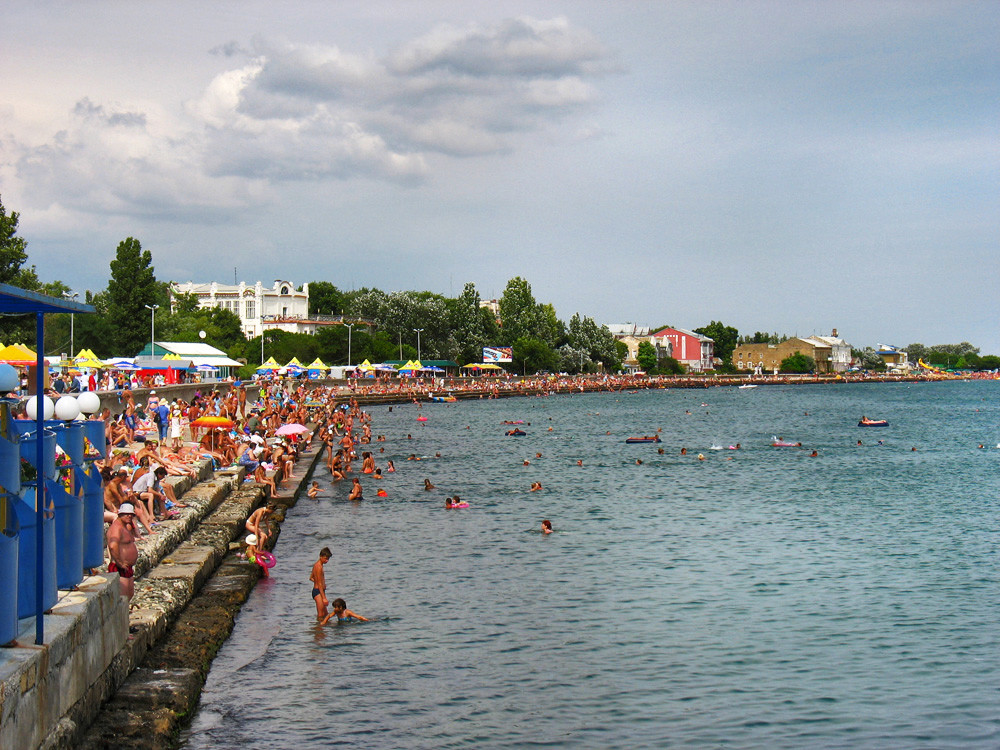 Набережная с бетонными пляжами в Евпатории – фотографии России